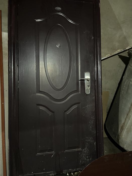 Дверь уличная входная.