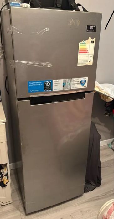 Холодильник, работает