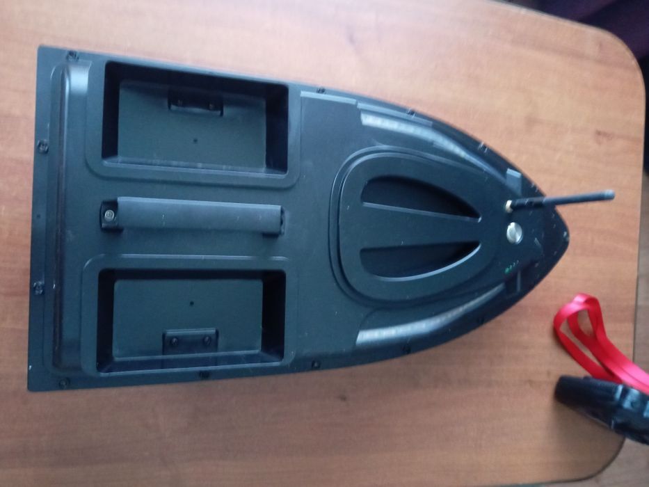 Закормочный катер.