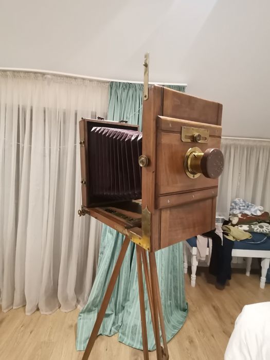 Античен дървен фотоапарат с мех