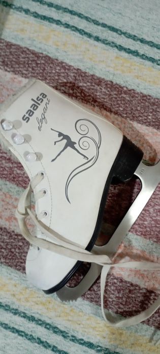 Продам коньки фигурные.
