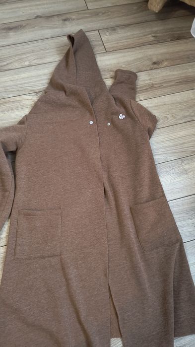 Trenci cu glugă, foarte ușor de purtat