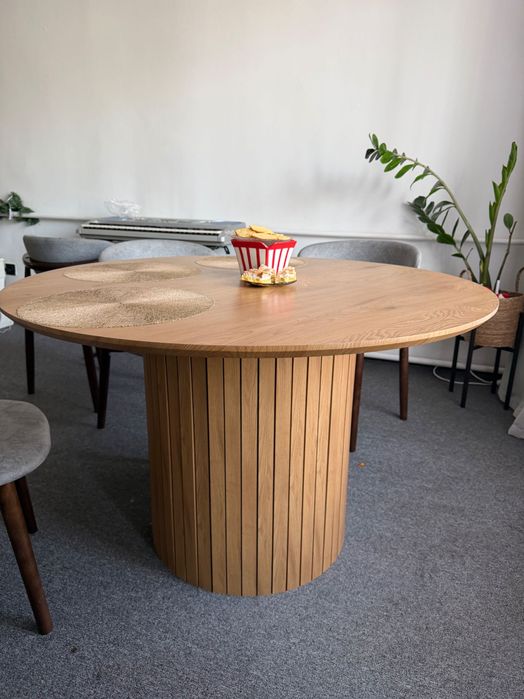 Круглый обеденный стол