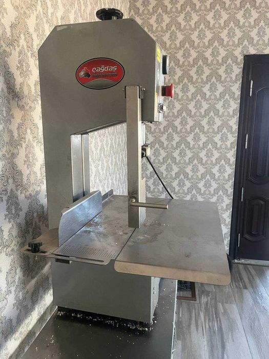 продаю витринные холодильники 2.5 метра для мясного магазина