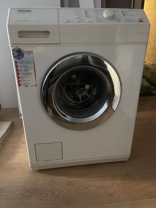Продавам работеща и напълно изправна пералня  MIELE SOFTTRONIC W409 ПЧЕЛНА ПИТА