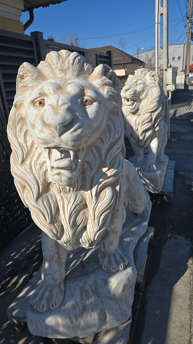 Lei uriași și statui de exterior