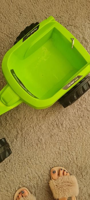 Tractor cu cupa și remorca