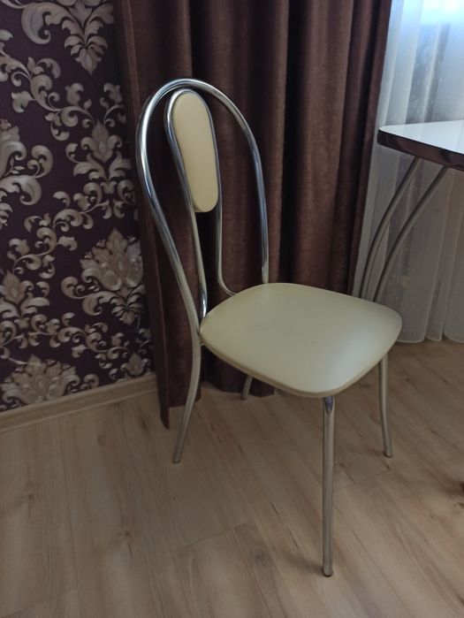 Стол со стульями