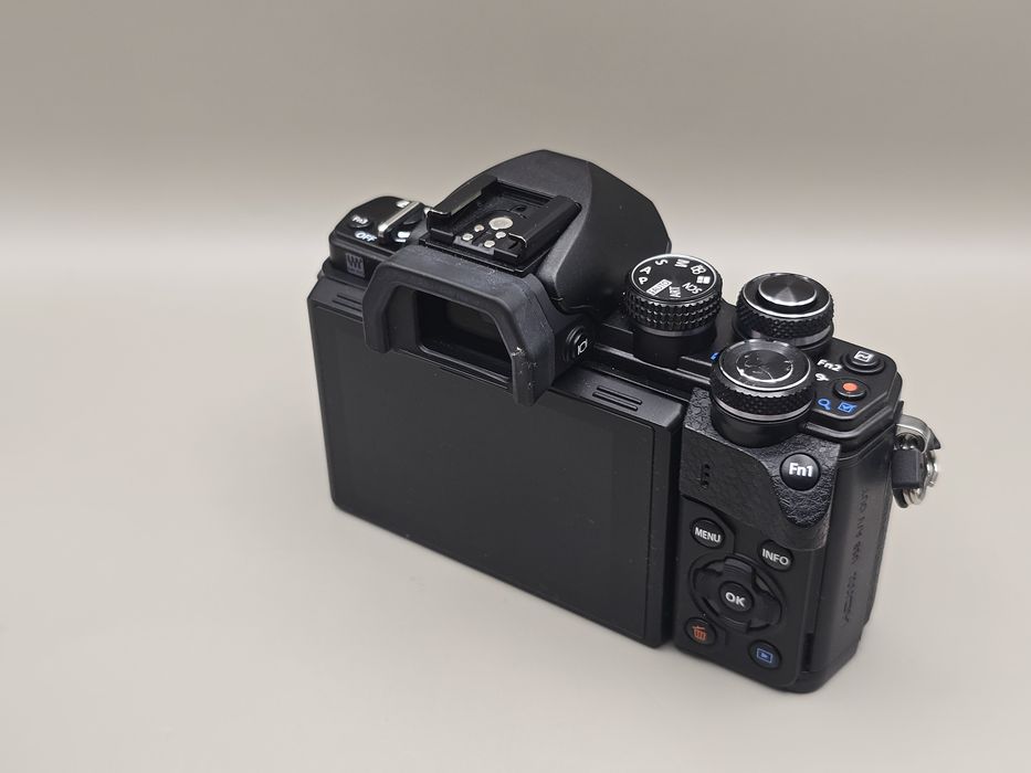 Body Olympus OM-D E-M10 Mark II (varianta complet neagră / Black)