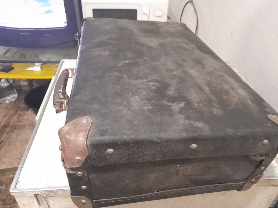 Продам старый чемодан