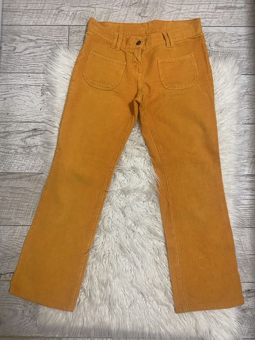 Vesta neagra si pantaloni raiat portocalii