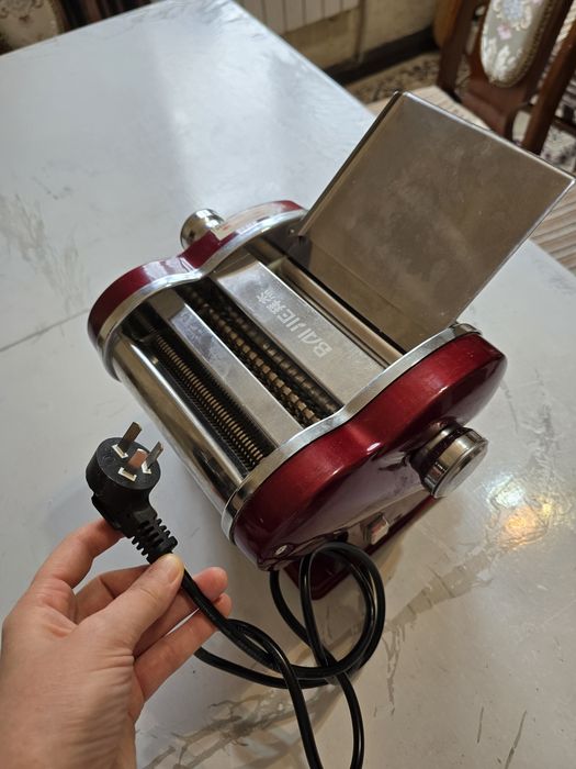 Электрический тестокаталка,  лапшорез.