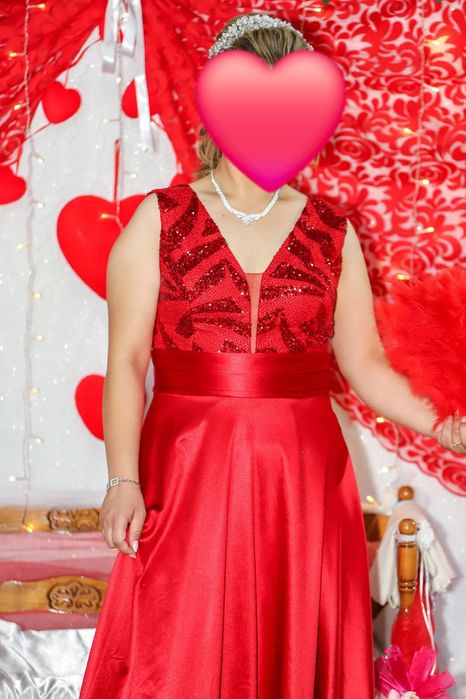 Продавам сатенена рокля