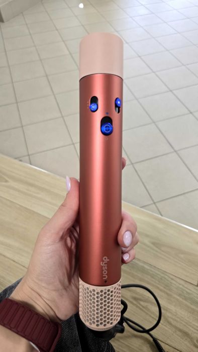 Продавам Dyson Airwrap Multi Styler (модел HS05) в отлично състояние