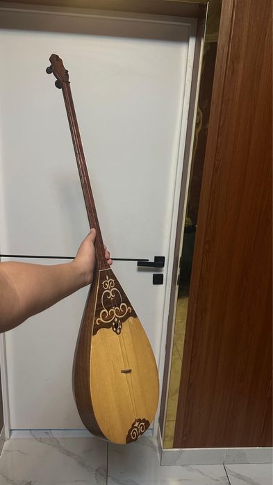 Домбыра сатылады.