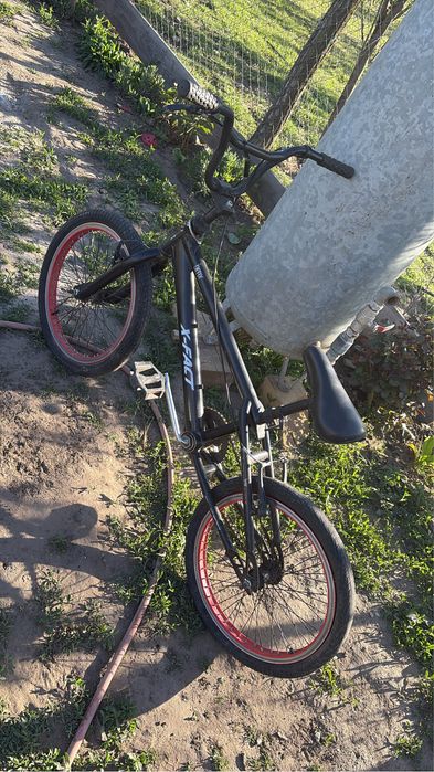 Vând BMX are pana pe spate si frânele trebe schimbate