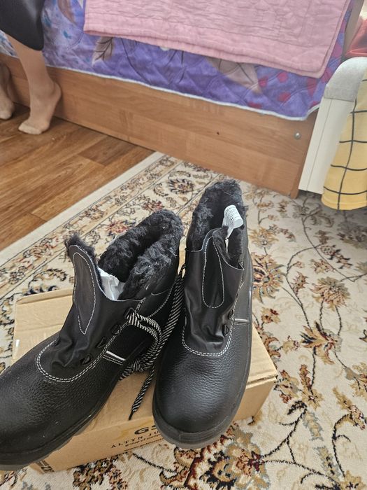 Продам новый спец ботинка и спец сапоги