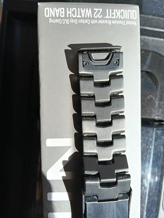 Garmin QuickFit® 22 Vented Titanium Bracelet Carbon Grey DLC