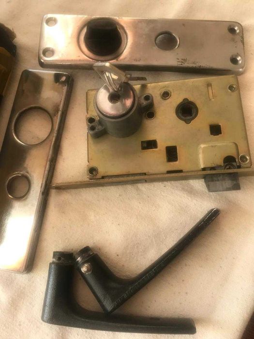 Дверные замки разные