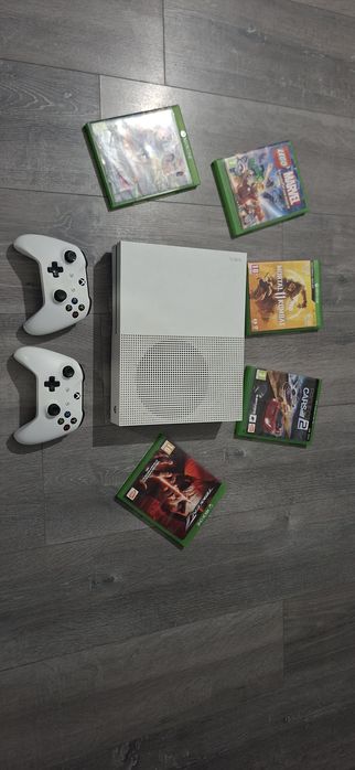 Vând XBox One S 365 gb+ 5 jocuri si 2 controlere