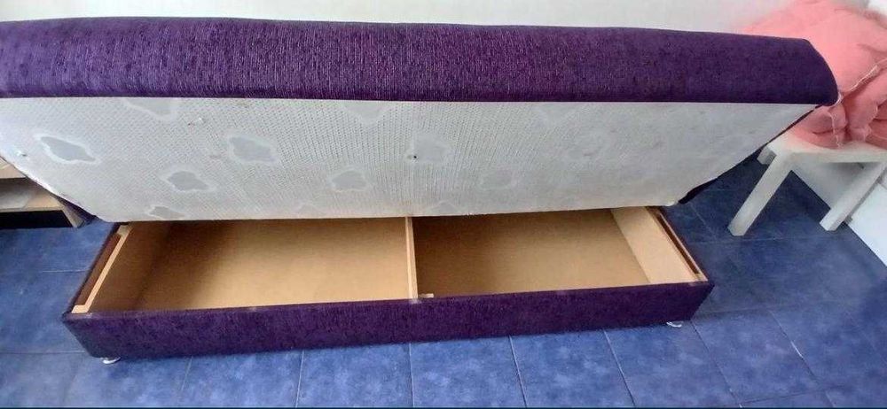 Canapea extensibilă cu ladă de depozitare spațioasă