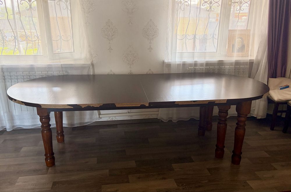 Стол для гостинной