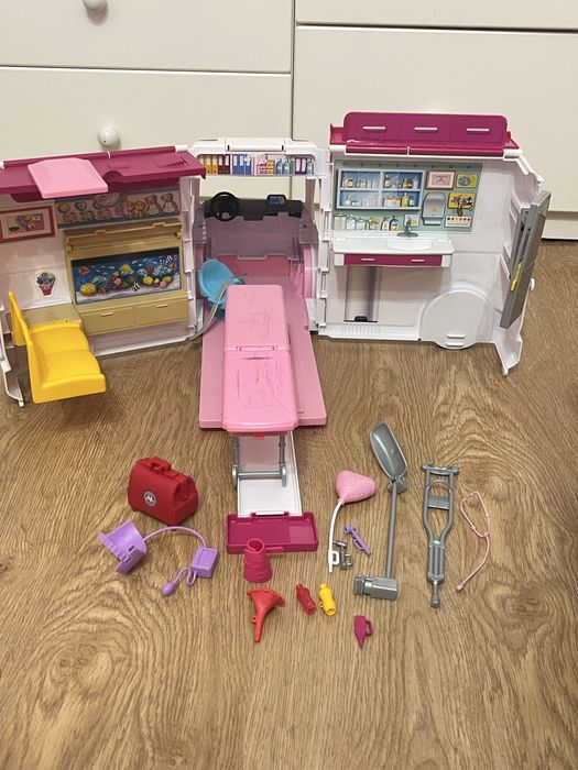 Barbie трансформираща се линейка