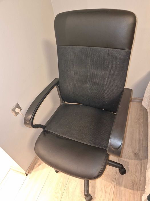 Кожен офис стол с мрежа