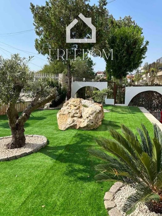 Продава се Хотел в Балчик - 650 кв.м за 392 €/кв.м - Снимка #2