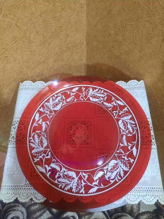 Большое ярко-рубиновое блюдо,  с узором в стиле Альпона, стекло с белы