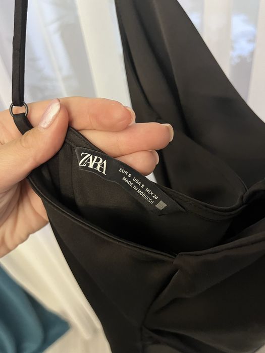 Сатенена черна рокля ZARA