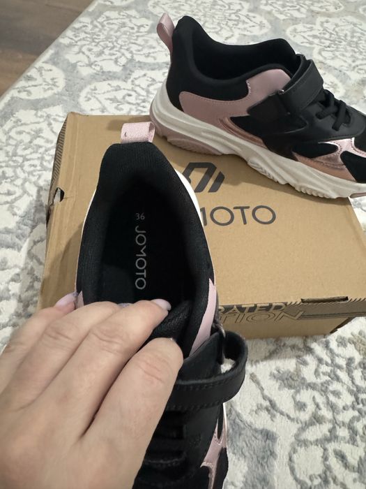 Кроссовку для девочек Срочноо