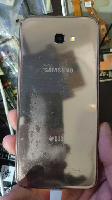 j4 plus cu display fisurat si afiseaza galbui