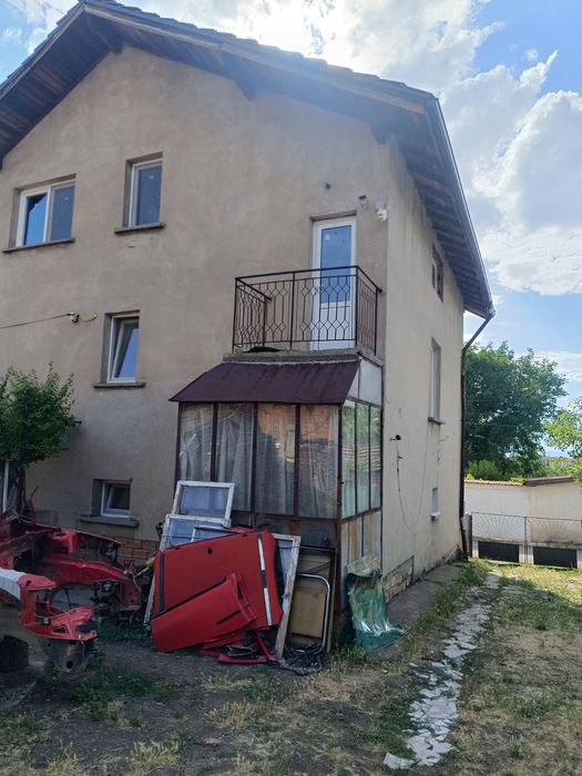 Просторна триетажна къща с голям двор в с. Дивотино, обл. Перник