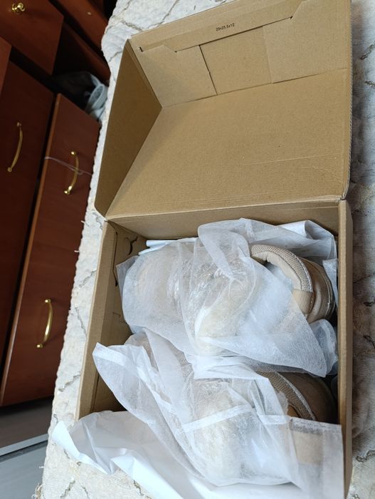 Продам зимние новые кроссовки