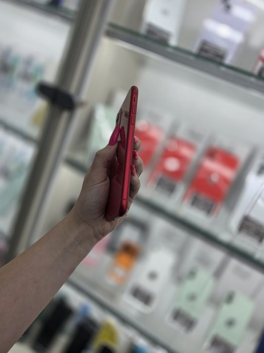 Humor GSM oferă spre vânzare / iPhone 11 / 128 GB / Red / Garanție 12 luni / Rate