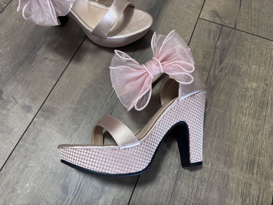 Розови сандали на ток