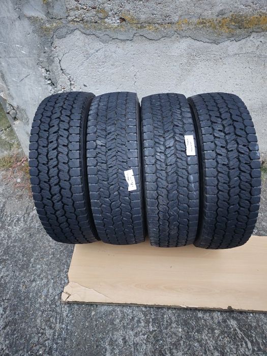 Anvelope 215 75 R 17.5  de tracțiune și de direcție Michelin.