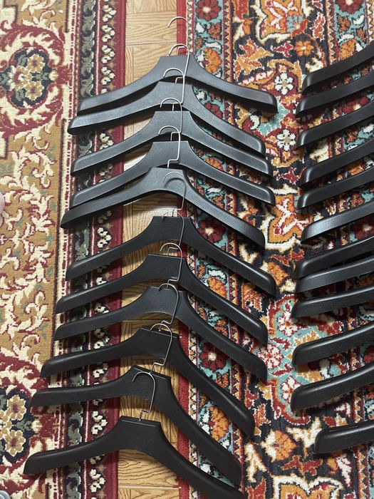 черные мужские вешалки