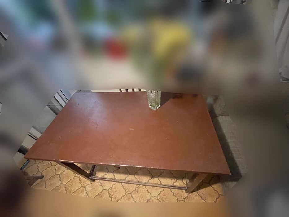 Дървена маса с чекмедже