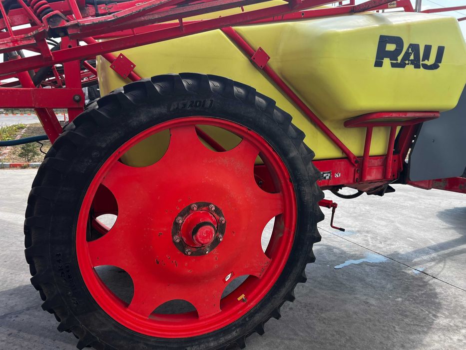 Masina de erbicidat RAU