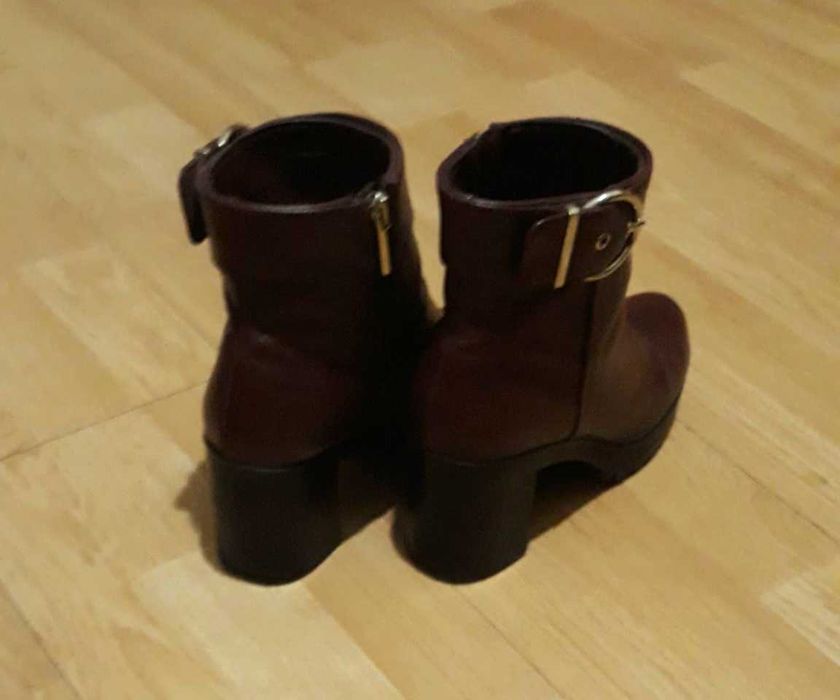 Ghete cu toc din imiatatie de piele, aproape noi