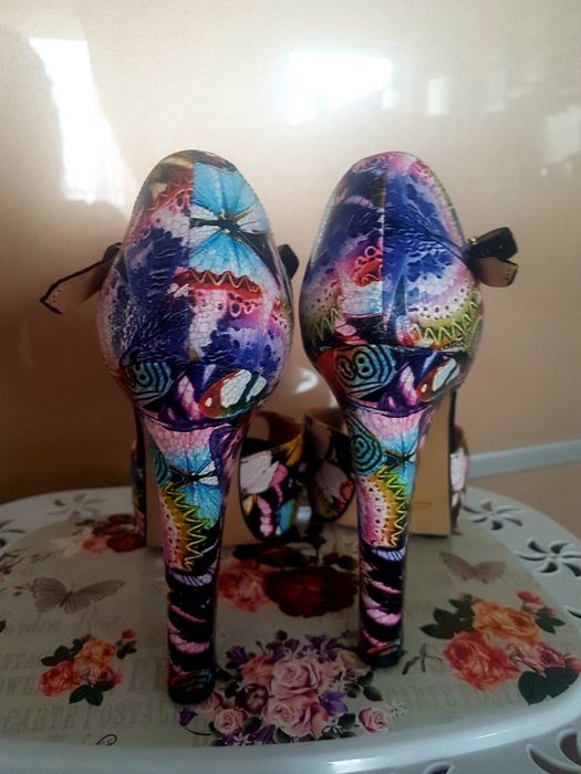 Vand sandale piele model deosebit fluturi