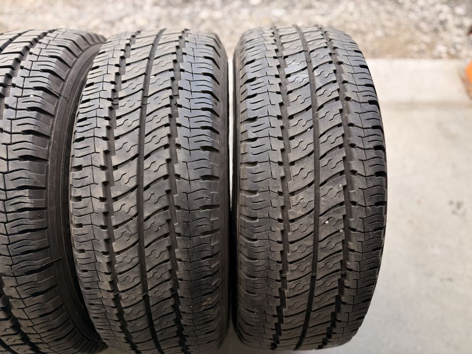 Бусови гуми 235/65/16с ПОЧТИ НОВИ