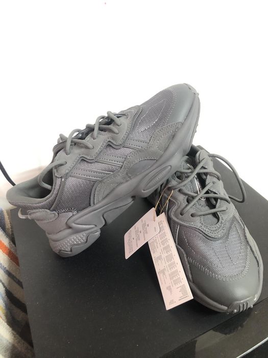 Vând adidași Adidas Ozweego