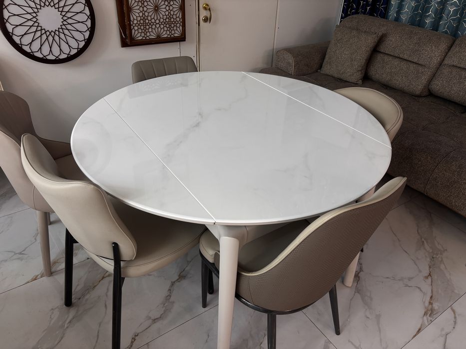 Столы и стулья,