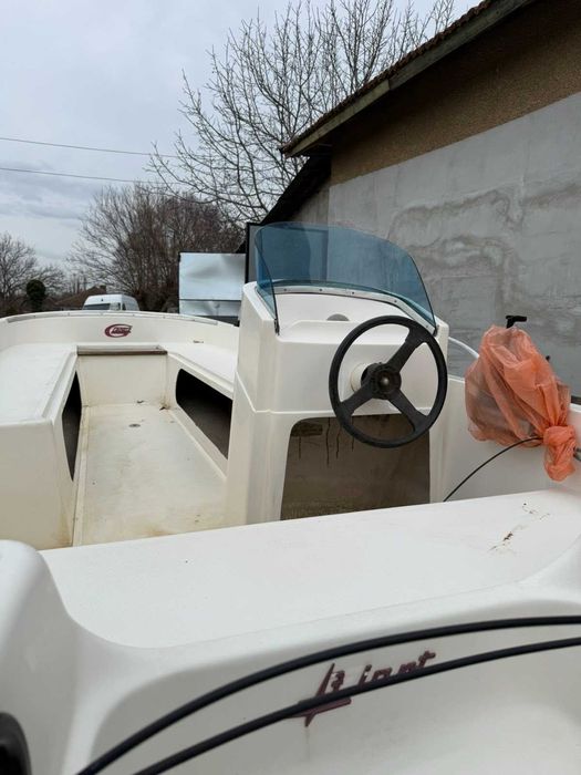 Продавам мотрона лодка