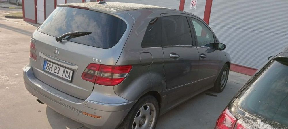 Vând Mercedes B180