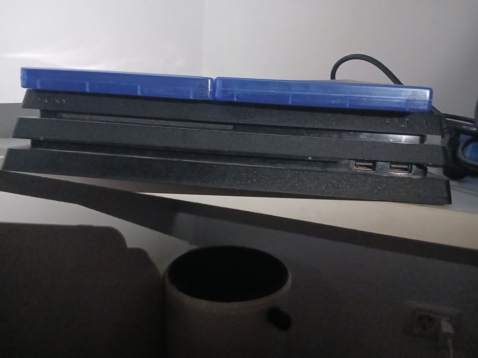 Vând ps 4 pro + tastatura + mouspad + mouse wireless