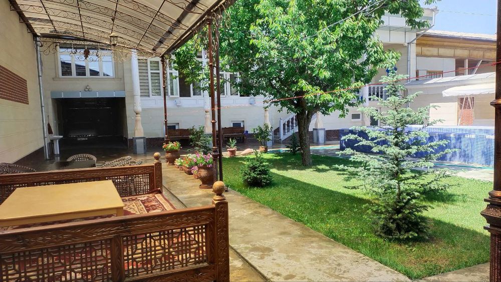 Назарбекда файизли ховли, хамма шароитлар бор, бассейн, микро климет.